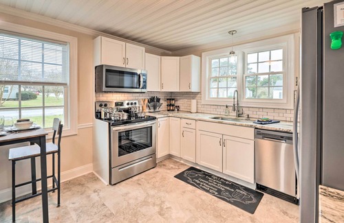 New Bern Casa | New Bern Retreat w/ Fire Pit ~ 1 Mi to Dtwn!