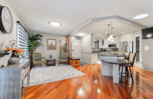 West Edmonton Casa | 🔥NEW ⭐️BEST TODAY⭐️ 4 Bedroom up to 8 people Home Close to WEM!