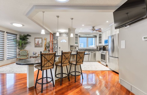 West Edmonton Casa | 🔥NEW ⭐️BEST TODAY⭐️ 4 Bedroom up to 8 people Home Close to WEM!