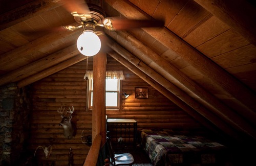 Perham Cabina | NEW! Big Pine | Fireside Log Cabin