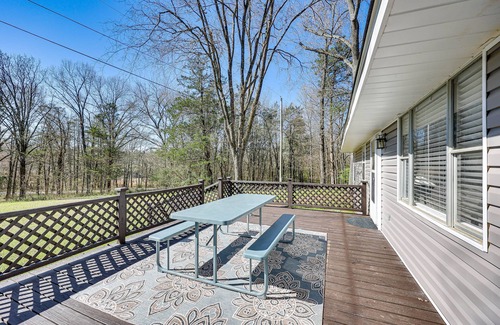 New Blaine Casa | New Blaine Getaway - Walk to Lake Dardanelle!