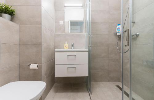 Csarnok negyed Apartamento | New Blue Danube Apartment with Balcony and Parking