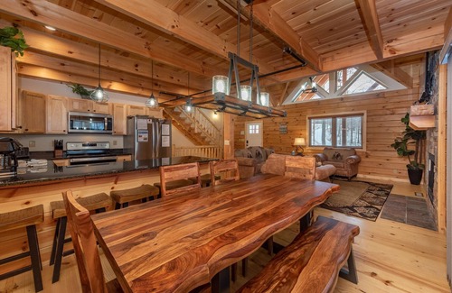 Mountainside Casa | New! Blue Mountain Cabin, Lake Area, Dogs Welcome, Fireplace!