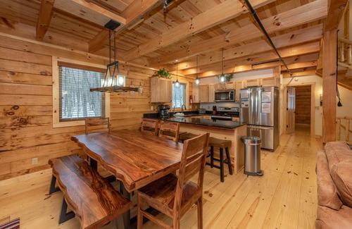 Mountainside Casa | New! Blue Mountain Cabin, Lake Area, Dogs Welcome, Fireplace!