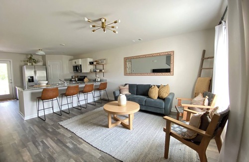 Inman Casa | New!!! Boiling springs Luxury Lake front home- sleeps 6 people