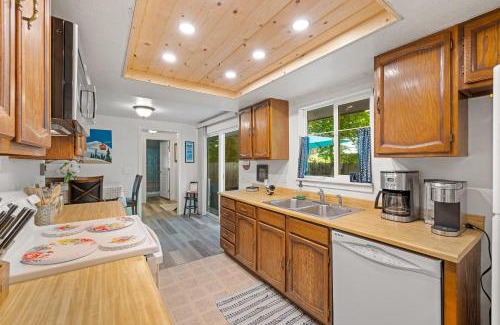 McCall Casa | New! Break at 208, walk to lake, park, downtown, hospital - pet-friendly