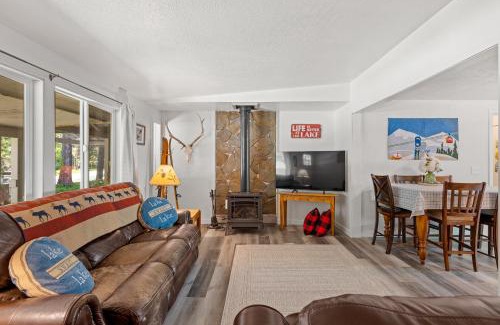 McCall Casa | New! Break at 208, walk to lake, park, downtown, hospital - pet-friendly