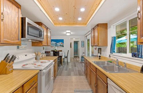 McCall Casa | New! Break at 208, walk to lake, park, downtown, hospital - pet-friendly
