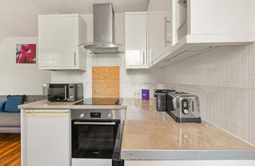 Shacklewell Casa | New! Bright 2BR Dalston House with Garden and BBQ