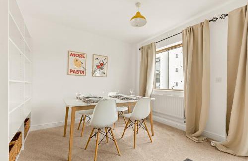 Evelyn Apartamento | New! Bright 2BR Flat with Balcony in Leafy Zone 2