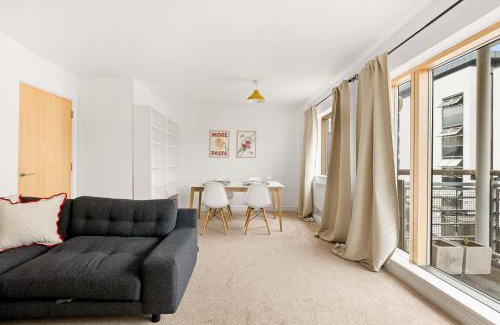Evelyn Apartamento | New! Bright 2BR Flat with Balcony in Leafy Zone 2