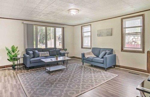 West St. Paul Casa | NEW! Bright St Paul Home w/ Grill, 3 Mi to Dtwn!