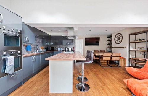 Leeds Casa | NEW Bright & Stylish 4BD Home City Centre of Leeds