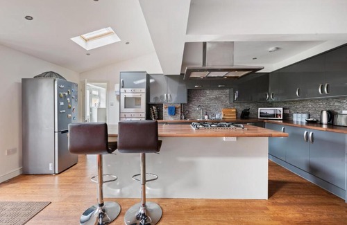 Leeds Casa | NEW Bright & Stylish 4BD Home City Centre of Leeds