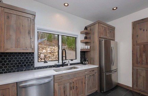 Mountain Cabina | New Build 2023 Luxury off the grid: Raven's Nest