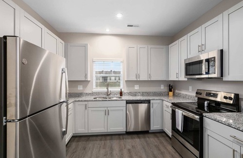 Grandville Condominio | New Build 4BR 4BA Two Condo w Garage and Patio