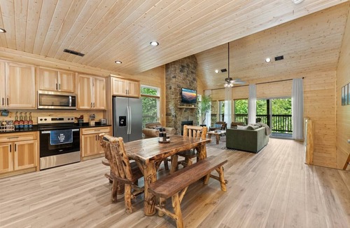 Cleveland Cabina | New Build | Lake Fun | Near Helen