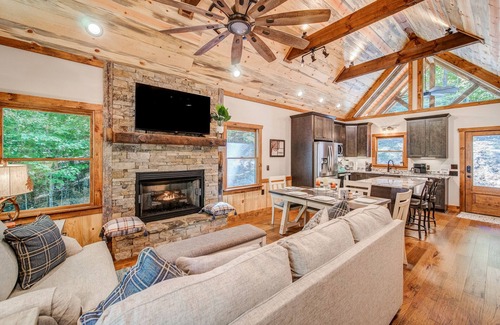 Ellijay Casa | New Build Luxury Cabin near Town! Fire Pit~ Hot tub~ Game Room~Pool & Fireplace!