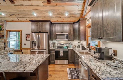 Ellijay Casa | New Build Luxury Cabin near Town! Fire Pit~ Hot tub~ Game Room~Pool & Fireplace!