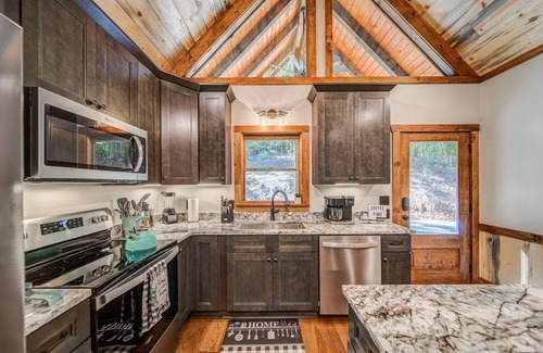 Ellijay Casa | New Build Luxury Cabin near Town! Fire Pit~ Hot tub~ Game Room~Pool & Fireplace!