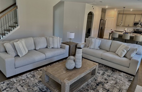 Evans Casa | New Build Masters Rental!