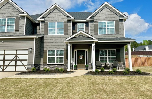 Evans Casa | New Build Masters Rental!
