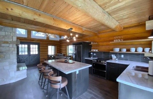 Pine Cabina | New Build Modern Log Cabin in the Heart of Pine on 2 acres of secluded Forest