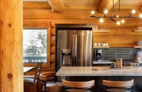Pine Cabina | New Build Modern Log Cabin in the Heart of Pine on 2 acres of secluded Forest