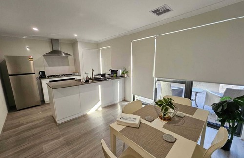Lakelands Casa | New Build- Quiet and Easy!