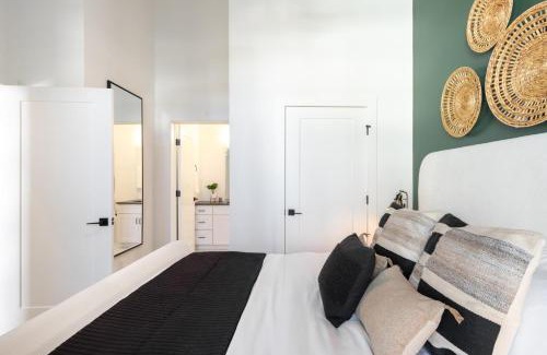 Nashville Casa | New Build Sleeps 12 2 Condos in Scenic Bluffside Minutes to Downtown