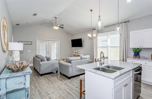 Ono Island Casa | New Build w/4 Beach Cruisers | Pet Friendly w/Fenced Yard & Fire Table |Playground |Minutes to Beach