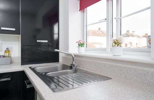 Havering Casa | New Built Immaculate Condition House. Garden & Private Parking.