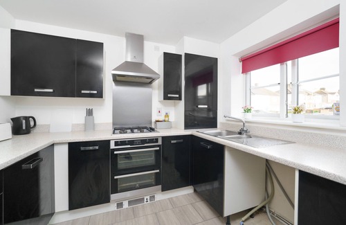 Havering Casa | New Built Immaculate Condition House. Garden & Private Parking.