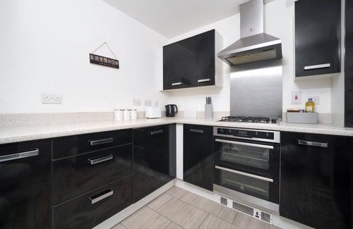 Havering Casa | New Built Immaculate Condition House. Garden & Private Parking.