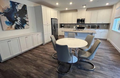 Roseville Casa | New Built pet corp/insurance Housing 24/7 access: ATTN: ALL new furniture by 7/3