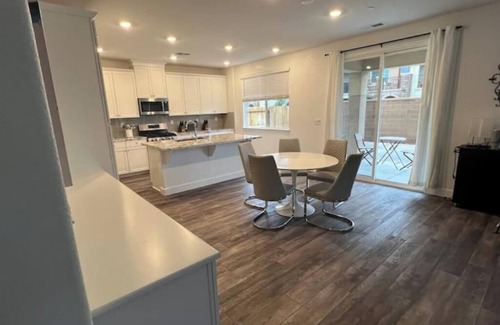 Roseville Casa | New Built pet corp/insurance Housing 24/7 access: ATTN: ALL new furniture by 7/3