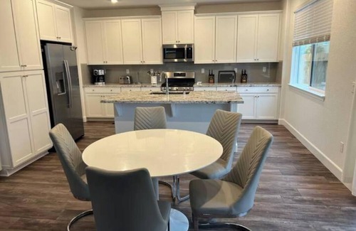 Roseville Casa | New Built pet corp/insurance Housing 24/7 access: ATTN: ALL new furniture by 7/3