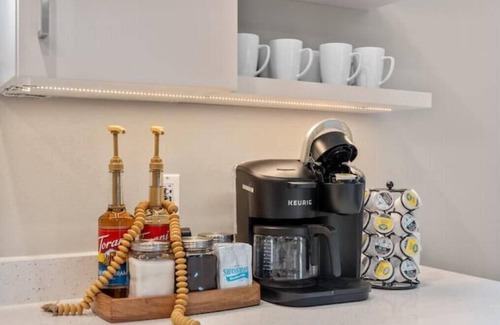 Lower East Side Apartamento | New built w/free parking off Brady St. Fiserv Forum, Summer Fest and Lakefront!