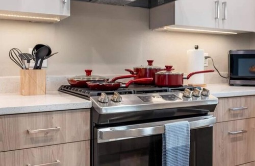 Lower East Side Apartamento | New built w/free parking off Brady St. Fiserv Forum, Summer Fest and Lakefront!
