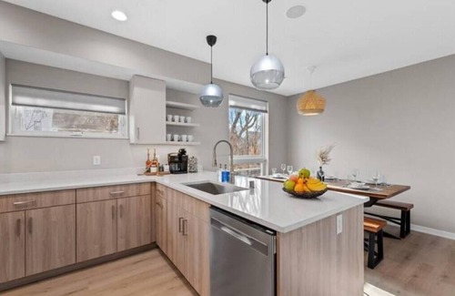 Lower East Side Apartamento | New built w/free parking off Brady St. Fiserv Forum, Summer Fest and Lakefront!