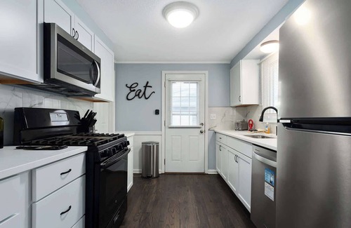 Shawnee Casa | New Bungalow 3 BR+King Beds Mins to DT KC