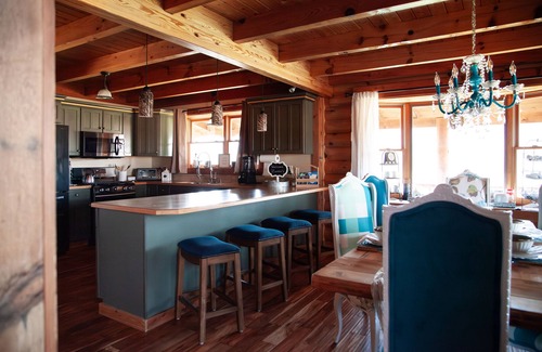 Chillicothe Cabina | NEW CABIN! Hot Tub, Gazebo, Wraparound Deck, Sleeps 14. Drive to Hocking!