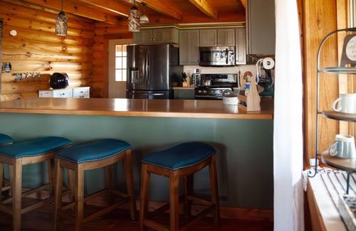 Chillicothe Cabina | NEW CABIN! Hot Tub, Gazebo, Wraparound Deck, Sleeps 14. Drive to Hocking!