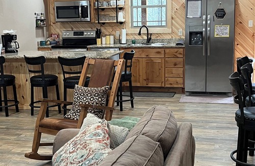 Carlisle Cabina | New Cabin on Private Lake with Hot Tub, Gas Grill, Fire Pit & Swings