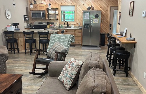 Carlisle Cabina | New Cabin on Private Lake with Hot Tub, Gas Grill, Fire Pit & Swings