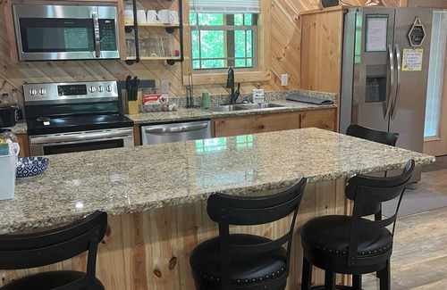 Carlisle Cabina | New Cabin on Private Lake with Hot Tub, Gas Grill, Fire Pit & Swings