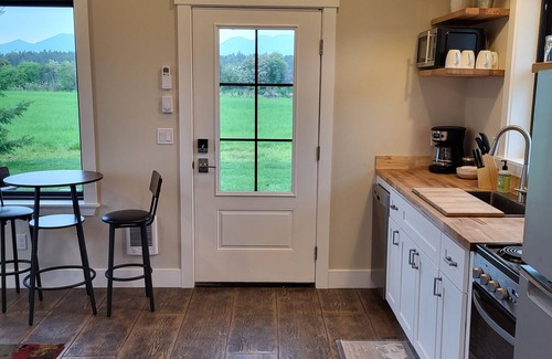 Bigfork Cabina | New cabin retreat with Mission Mountain Views!