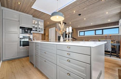 Rauland Casa | New cabin ski in out, fireplace & mountain view
