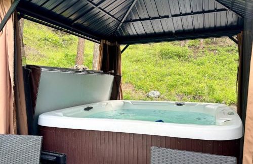 Somers Apartamento | New Cabin w Private Hot Tub and Fire Pit