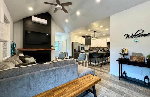 Somers Apartamento | New Cabin w Private Hot Tub and Fire Pit